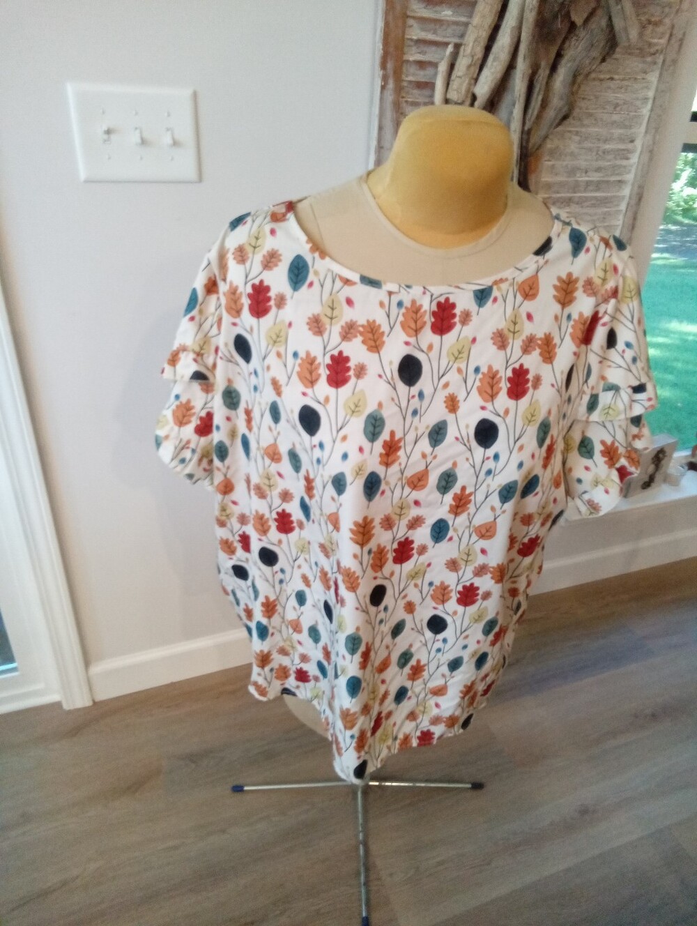 Shein Plus Sz 4X P2P=27" Beautifully Colored Fall Leaves Off White Short Sleeves - Picture 10 of 11